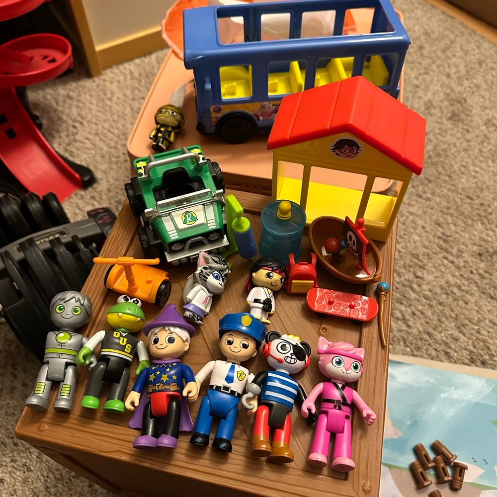 Ryan’s World figures and vehicles + Smash time crate